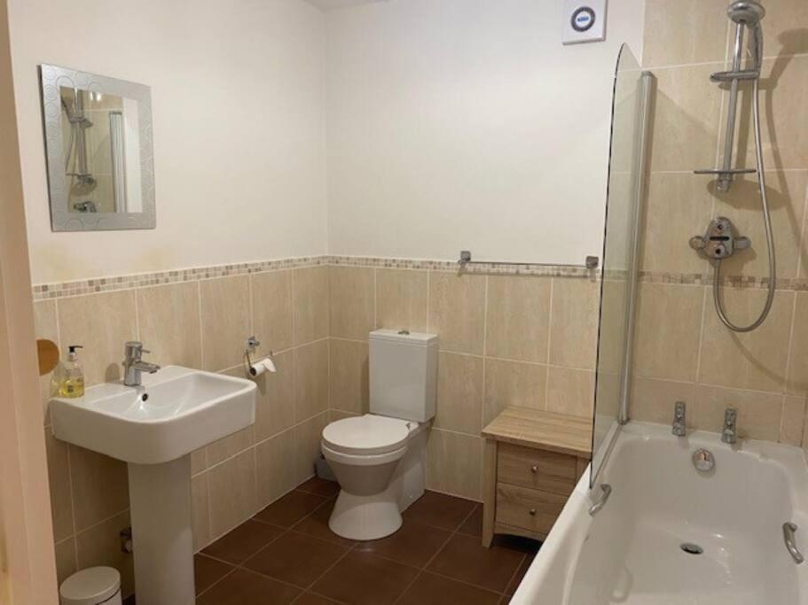 Spacious 2 Bedroom Apartment קלית'ורפס מראה חיצוני תמונה